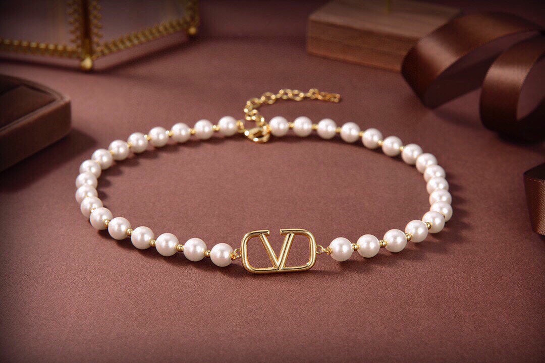 VLogo Pearls Choker 18K Gold Necklace